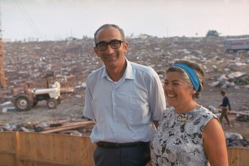 Фермеры Макс и Мириам Ясгур, на земле которых был проведен «Woodstock», на следующий день после окончания фестиваля, 1969 год