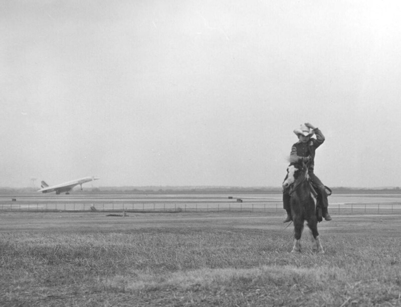 Ковбой и Конкорд, первая американская посадка Конкорда произошла в аэропорту DFW в сентябре 1973 года.