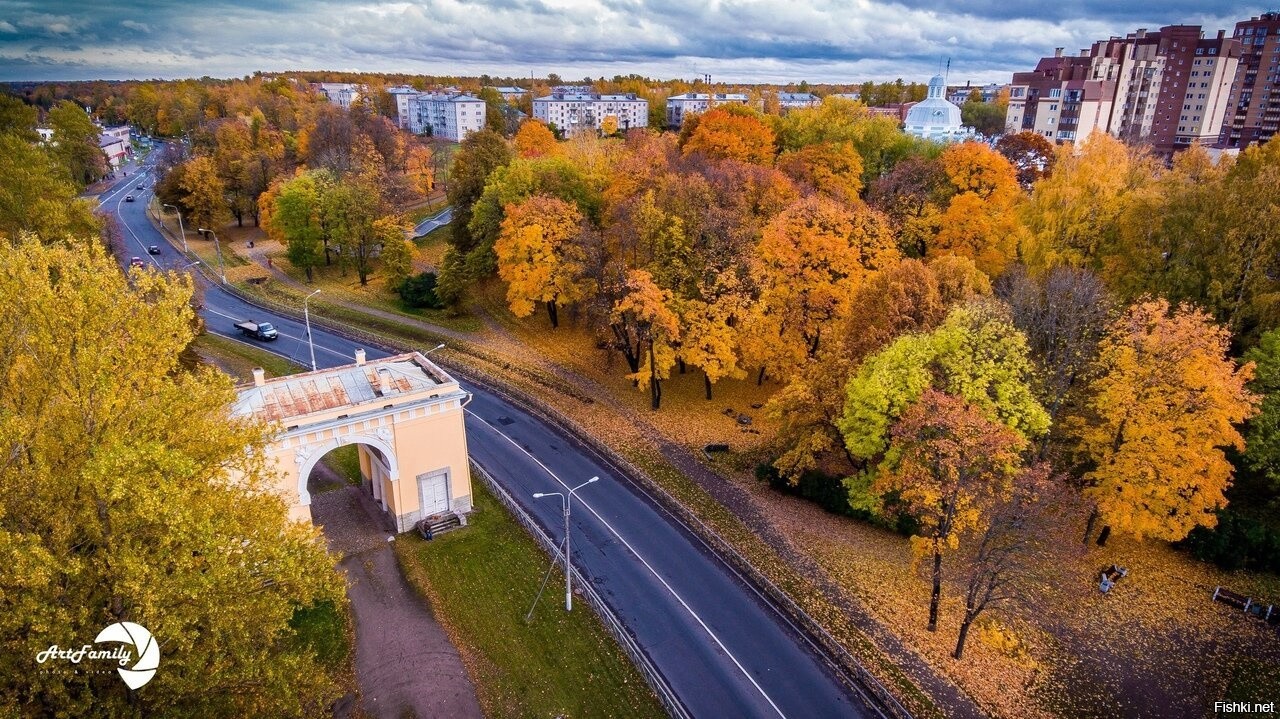 Улицы города ломоносова. Город Ломоносов с высоты птичьего полета. Арка в Ломоносове. Ломоносов Ленинградская область с высоты птичьего полета. Ораниенбаум арка.