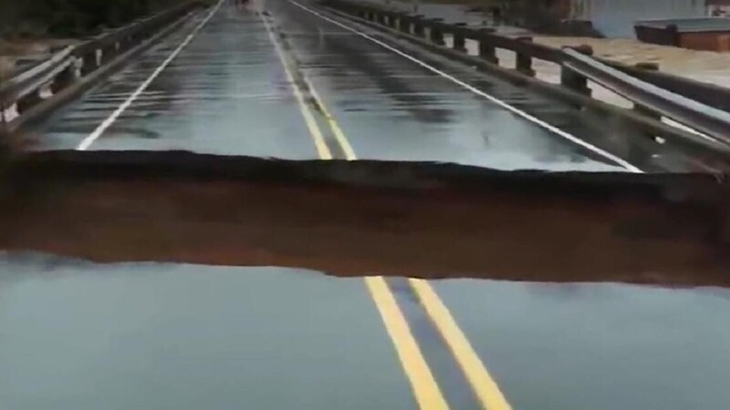 В Северной Каролине во время прямого эфира обрушилась часть моста
