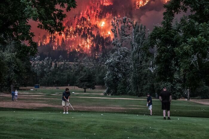 21. Лесной пожар в Орегоне рядом с полем для гольфа - "И пусть весь мир подождет"