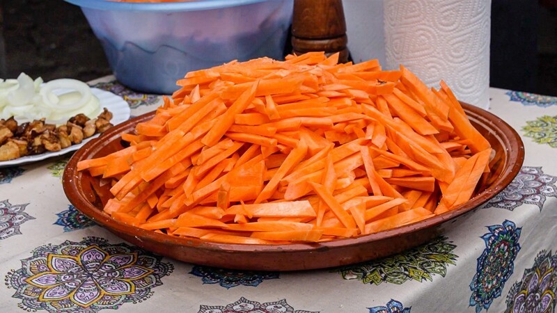 Пришла очередь моркови. Если у вас есть возможность, используйте желтую морковь. Она не такая сладкая, как красная и идеально подходит для приготовления плова. 