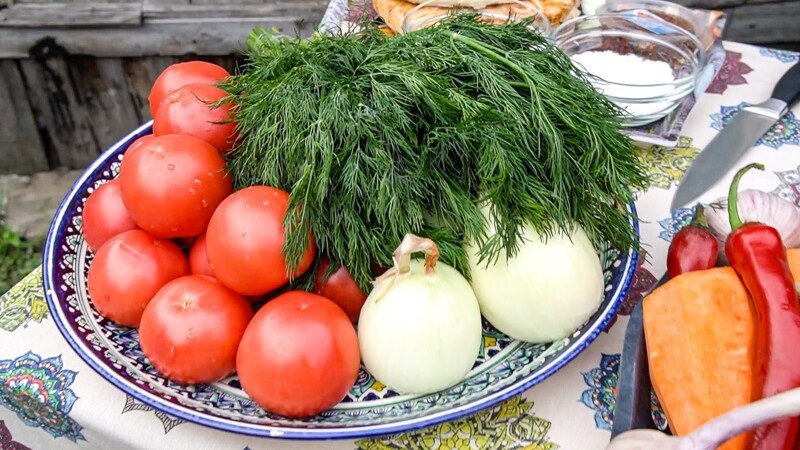 А для салата «Шакароб» использовал соль, помидоры, лук и зелень.