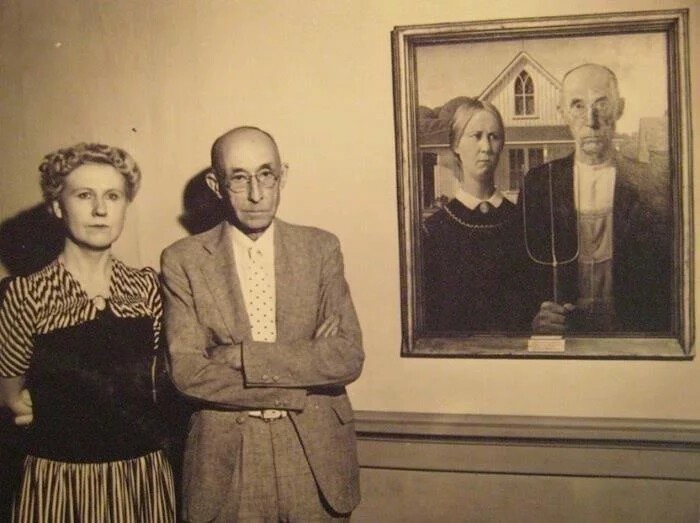 Сестра художника Нэн и дантист художника Байрон МакКиби позируют рядом с картиной. Кстати, Байрон попросил изобразить его не один в один, чтобы знакомые не узнавали. Как видите, Вуд сделал наоборот: