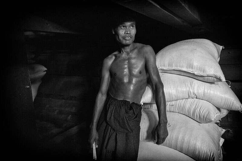 "Грузчик в порту Янгон" - Фрэнк Линч, Мьянма