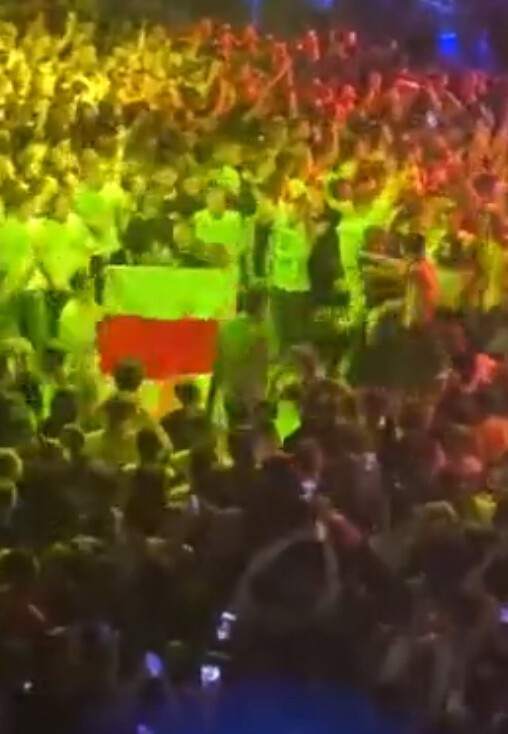 "Мне по@уй, ребят!": Моргенштерн не поддержал оппозиционеров, растянувших флаг на концерте в Белоруссии