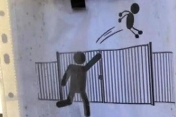 Во Франции учителя попросили родителей не бросать детей через забор