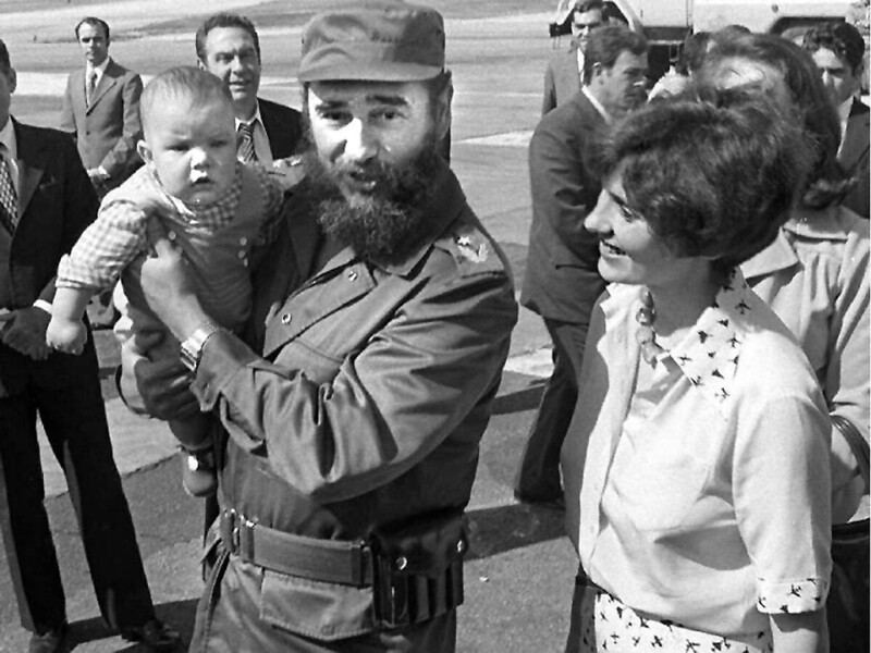 Фидель Кастро держит на руках нынешнего премьер-министра Канады Джастина Трюдо, 1972 год.