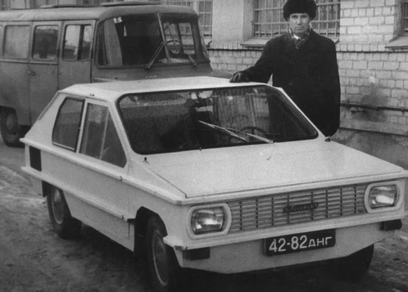 Иван Лукьянович Лось на фоне своего детища - "Лосёнка" третьей версии, предшественника микроавтобуса