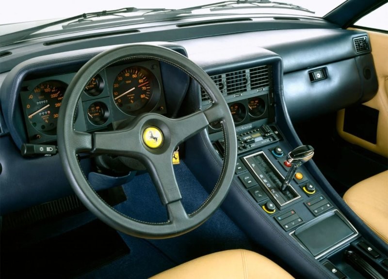 Заброшенный Ferrari 412 просто гниет в лондонской подворотне