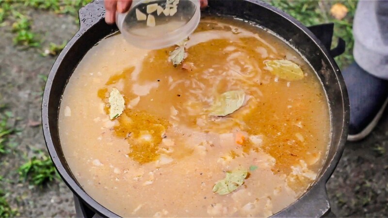 Почему жир в супе располагается на поверхности. Шведский гороховый суп. Гороховый суп с копченостями в казане на плите. Шведский гороховый суп с горчицей. Шиповниковый суп Швеция.