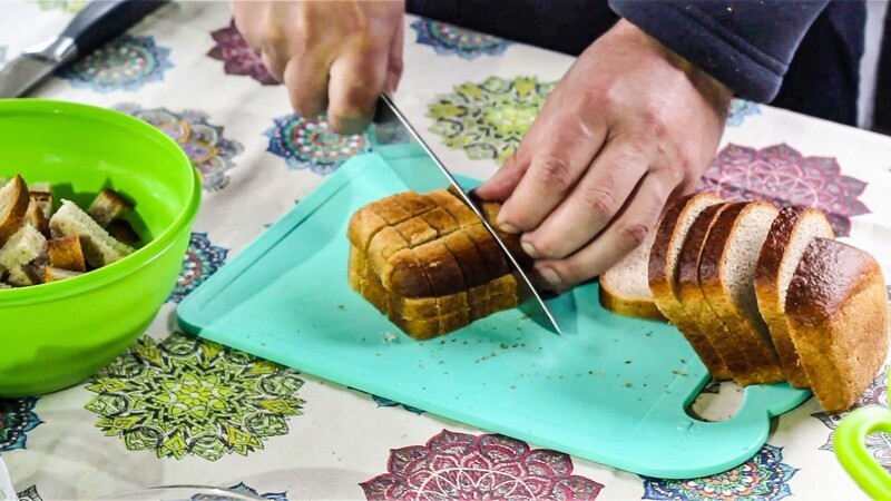 Сначала разжег печь под казаном. Пока нагревался КАЗАН, нарезал хлеб одинаковыми кубиками. Вы можете использовать вчерашний или черствый хлеб, который есть в любом доме.