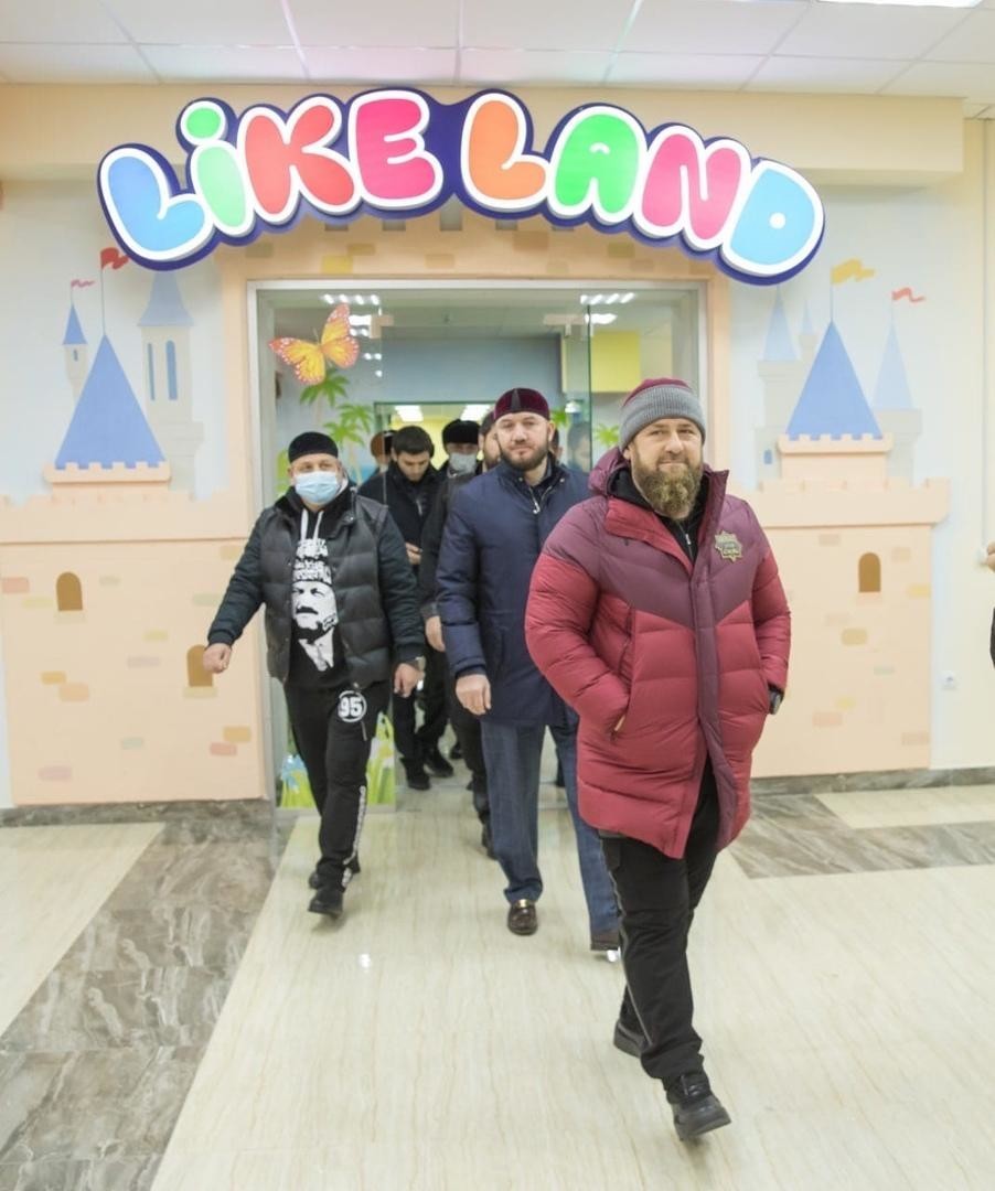 Кадыров дал команду закрасить персонажей Marvel в детском саду и нарисовать чеченских героев: видео