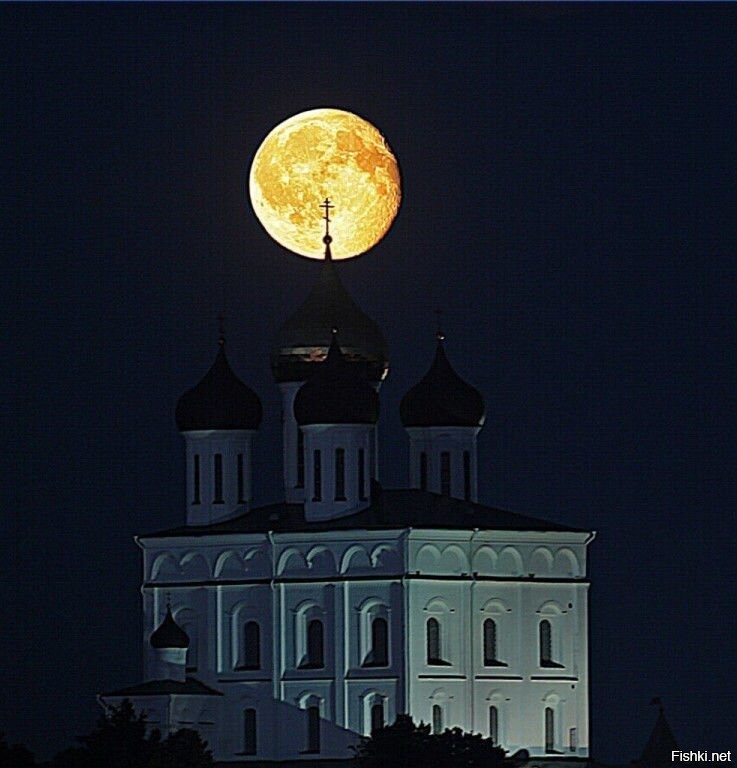 Луна вчера ночью над москвой