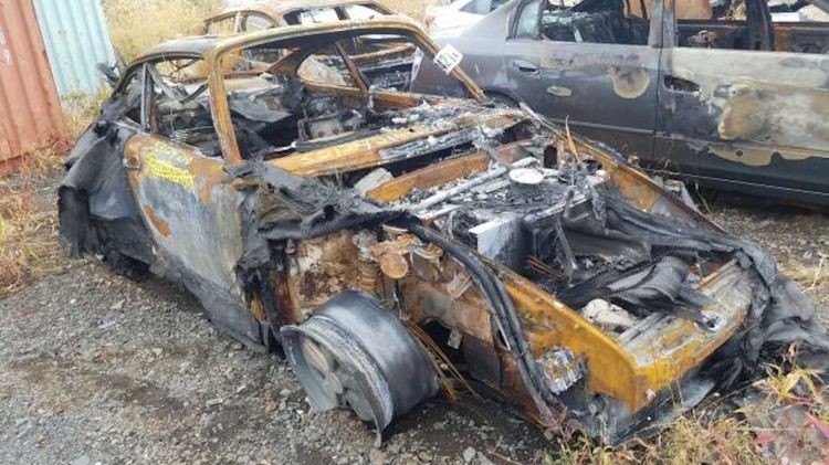 Огненная распродажа: сгоревшие дотла Aston Martin и Porsche выставили на аукцион