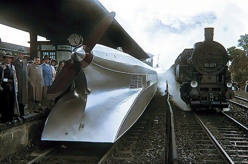 2. Рельсовый Цеппелин и паровоз у железнодорожной платформы. Берлин, 1931 год