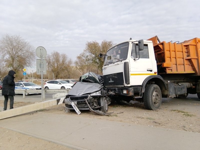 В Астрахани мусоровоз раздавил легковушку, чудом никто не пострадал