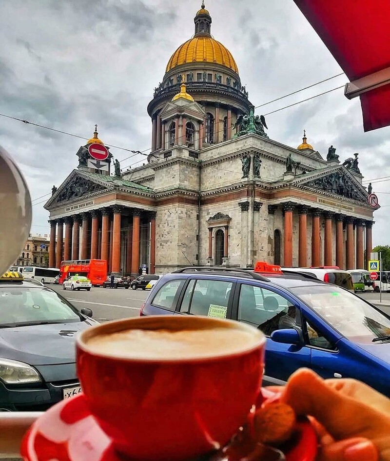 Утро в Петербурге начинается с кофе