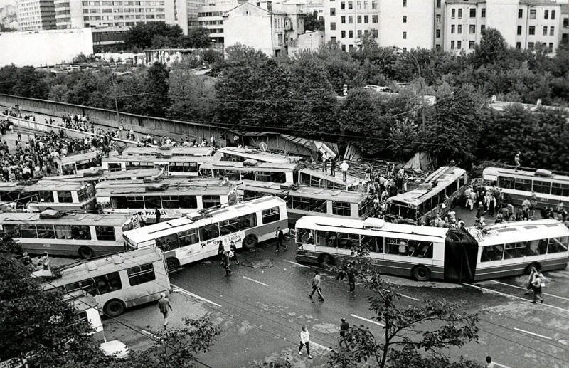 Баррикада из троллейбусов на Новинском бульваре во время путча, Москва, 1991 год
