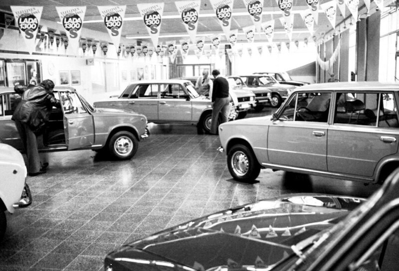 Автосалон предлагает местным жителям для покупки различные модели автомобилей ВАЗ, Финляндия, 1980 год