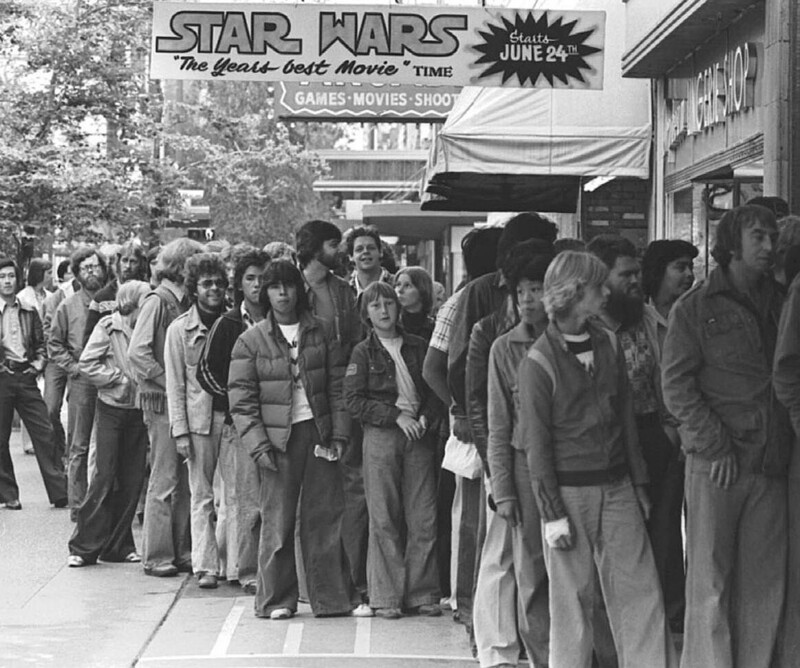 Ожидание в очереди, чтобы увидеть «Звездные войны» в 1977 году