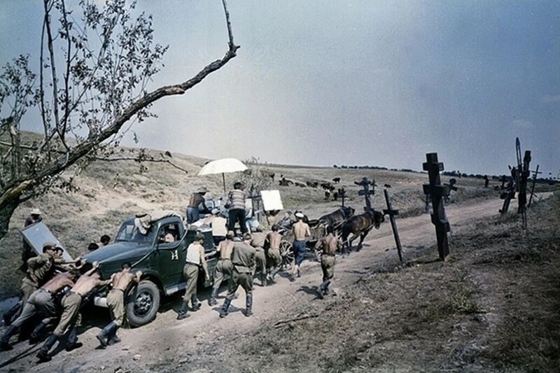 Солдаты помогают съемочной группе фильма «Неуловимые мстители», 1966 год, Запорожье.