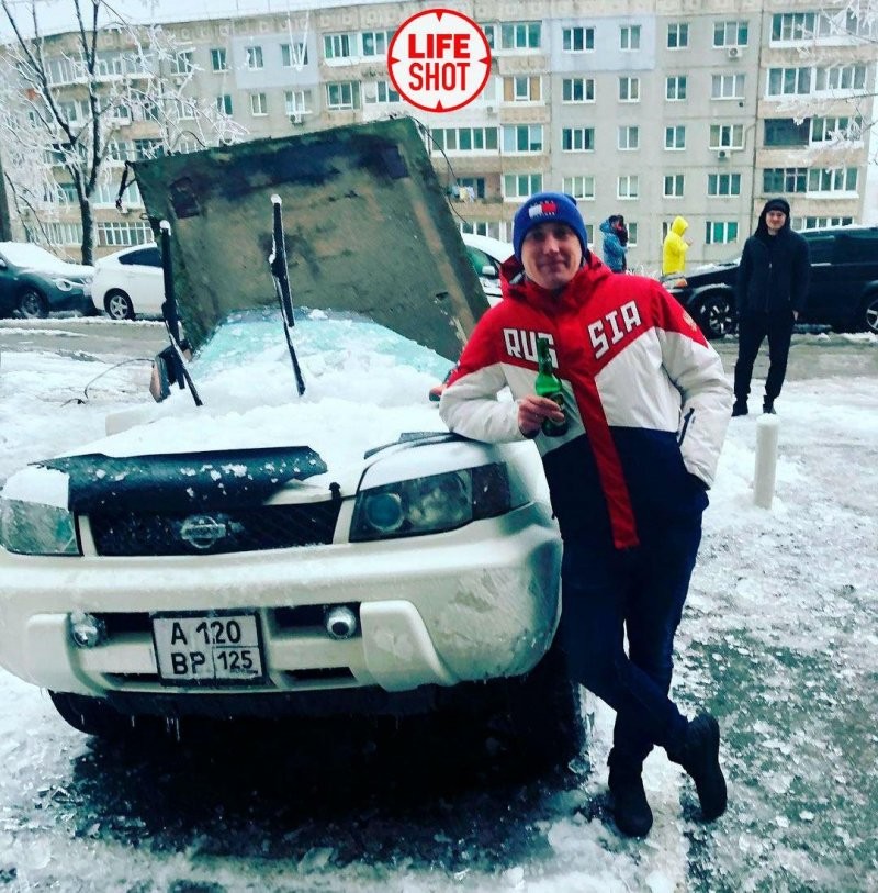 Во Владивостоке бетонная плита упала на машину из-за ледяного дождя