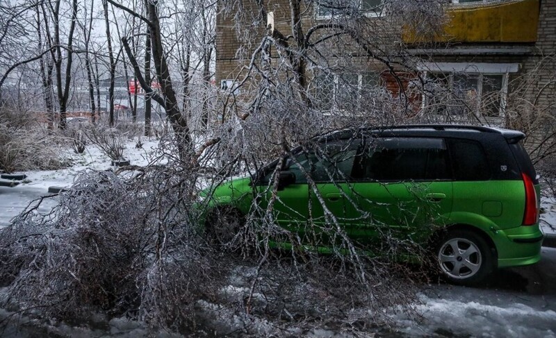 Во Владивостоке бетонная плита упала на машину из-за ледяного дождя