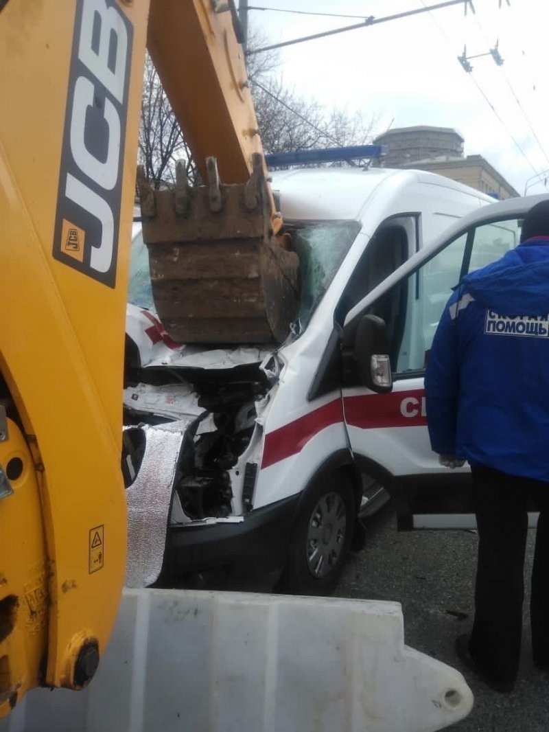 Скорая помощь столкнулась с трактором на востоке Москвы: чудом никто не погиб