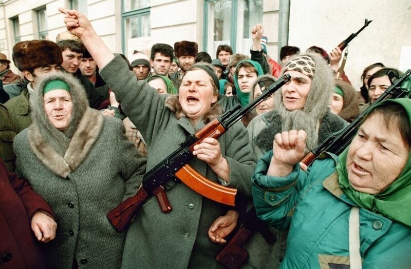 Женщины во время антироссийского митинга перед зданием чеченского парламента в Грозном