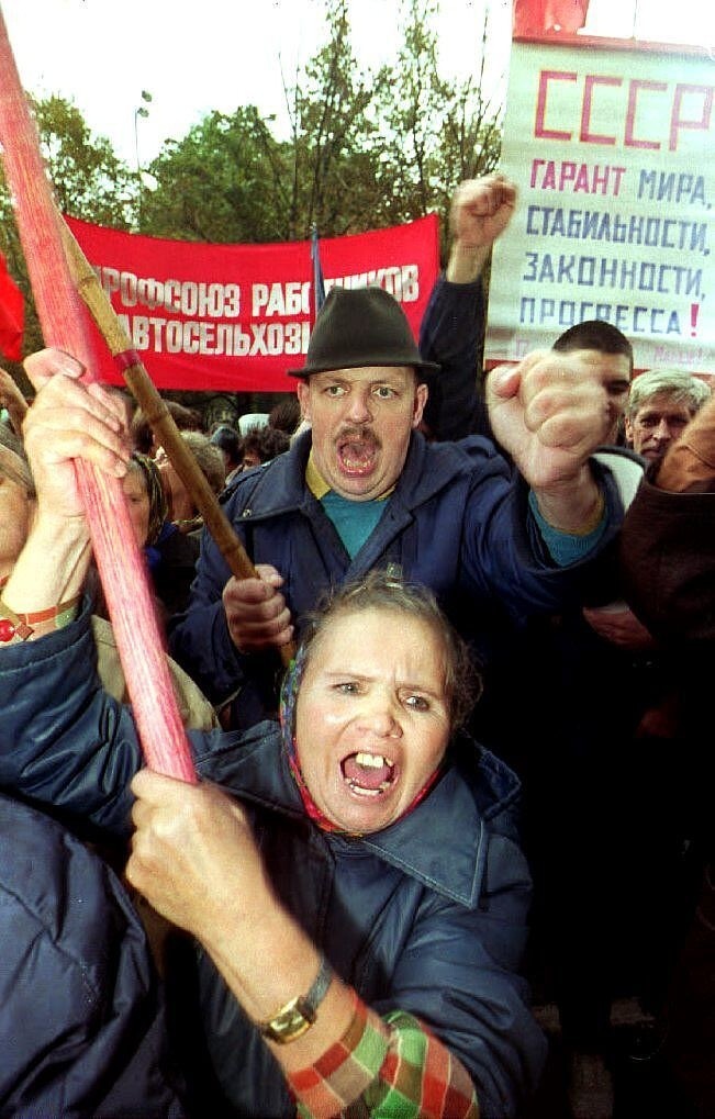 1992. 17 сентября. Участники выкрикивают свои требования о снижении цен на основные продукты питания во время митинга возле Дома правительства в Москве