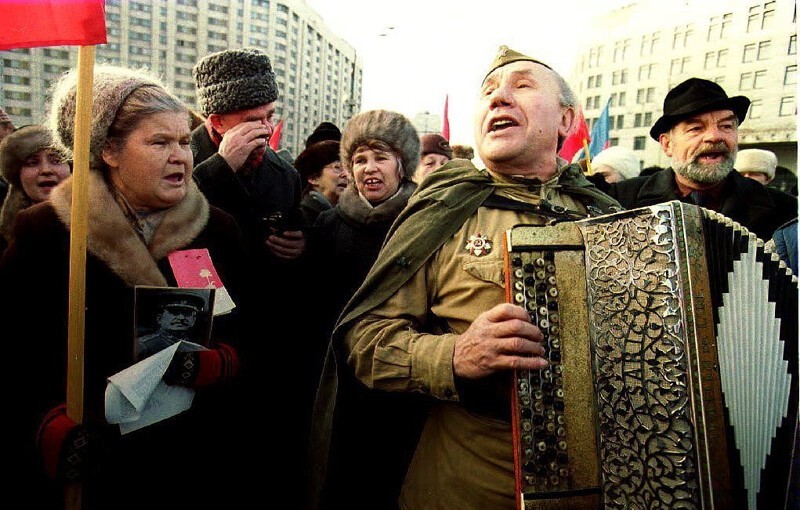 1992. 7 ноября. Около 10 000 человек прошли на Манежную площадь, чтобы отпраздновать 75-ю годовщину Октябрьской революции