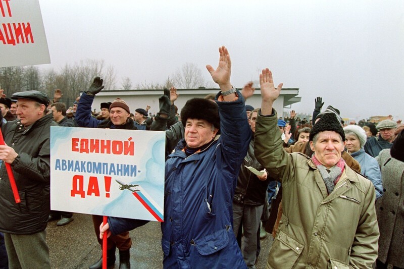 1992. 4 ноября. Сотрудники аэропорта голосуют за приватизацию московского аэропорта Шереметьево во время митинга. Сотрудники аэропорта надеются стать акционерами после завершения приватизации.