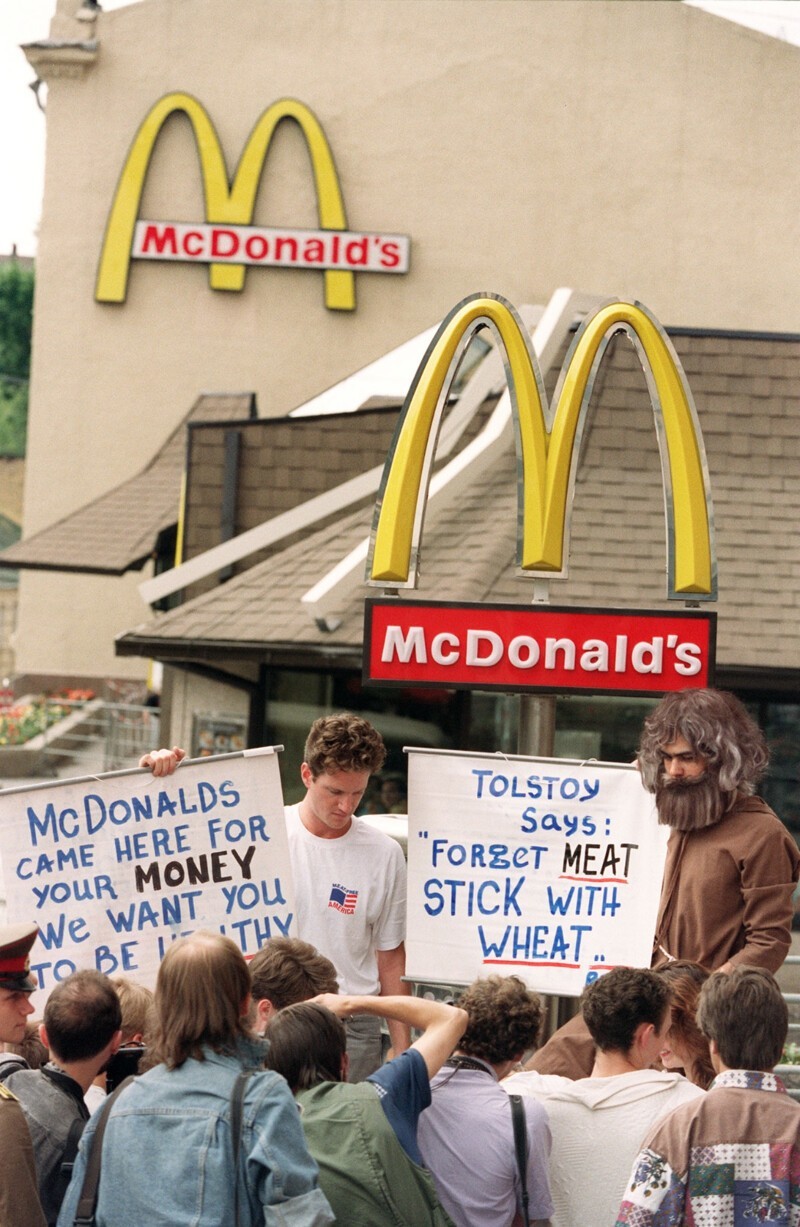 1992. 31 июля. Активисты по защите прав животных из США пикетируют перед московским Макдональдсом, пытаясь доказать россиянам, что мясо для них вредно.