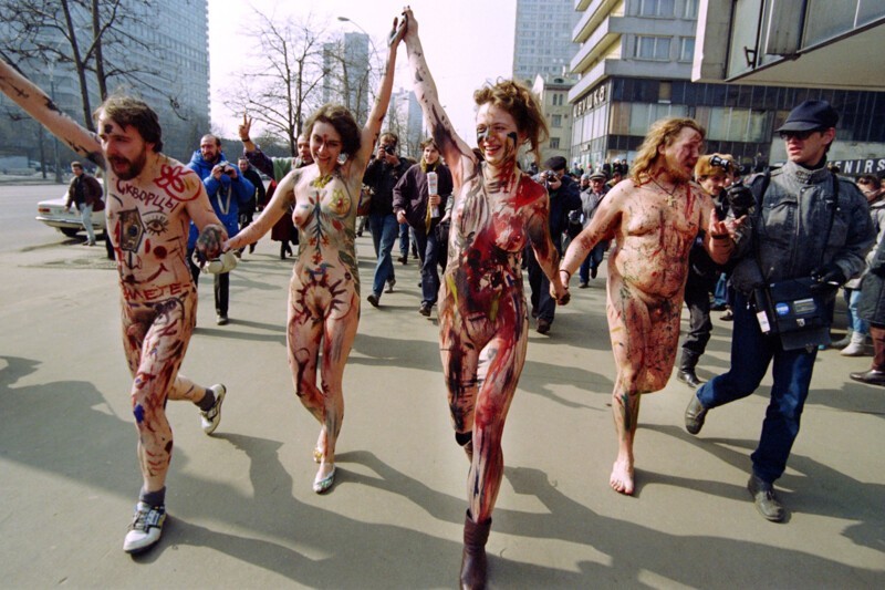 1992. 21 марта. Четверо московских художников бегают голыми с раскрашенными телами вдоль проспекта Новый Арбат. Они назвали свою акцию «Военно-морской парад в честь весны».