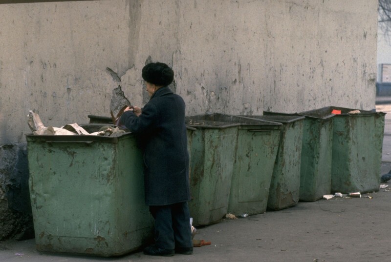 1991. Москвич копается в мусорном контейнере