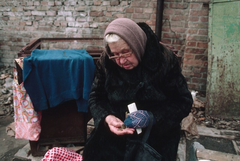 1991. Пожилая женщина пересчитывает деньги