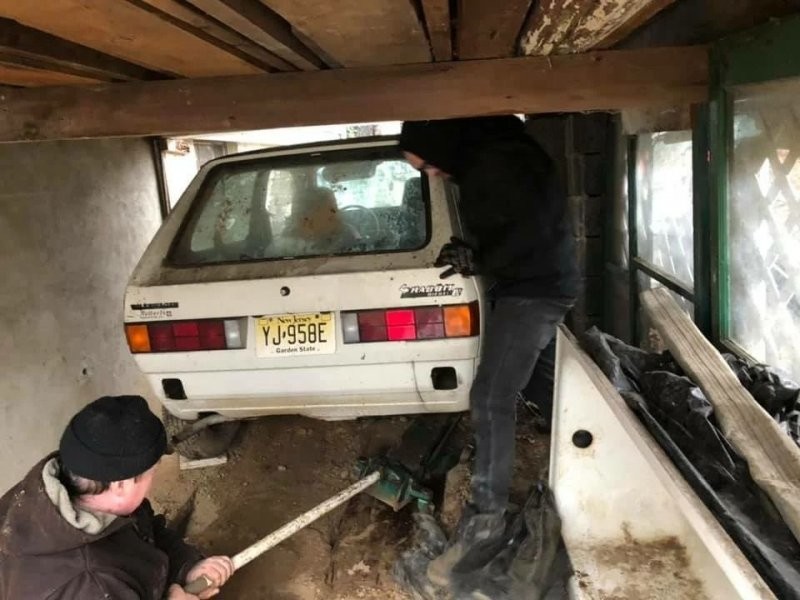 Интересная автомобильная находка: под крыльцом дома обнаружили Volkswagen Rabbit