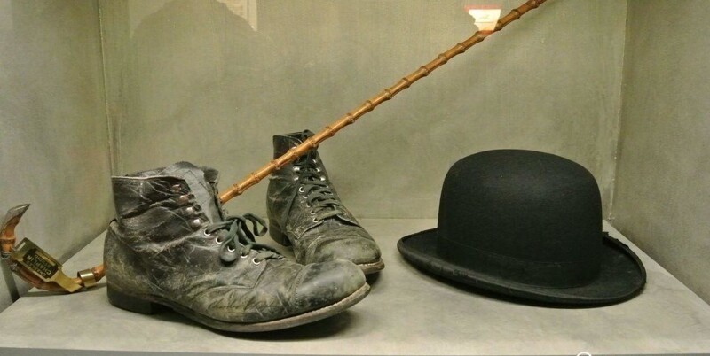 Котелок, трость и ботинки Чарли Чаплина - во всех фильмах он появлялся именно в них