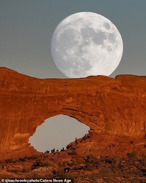 Фотограф дождался полной луны и сделал крутой снимок