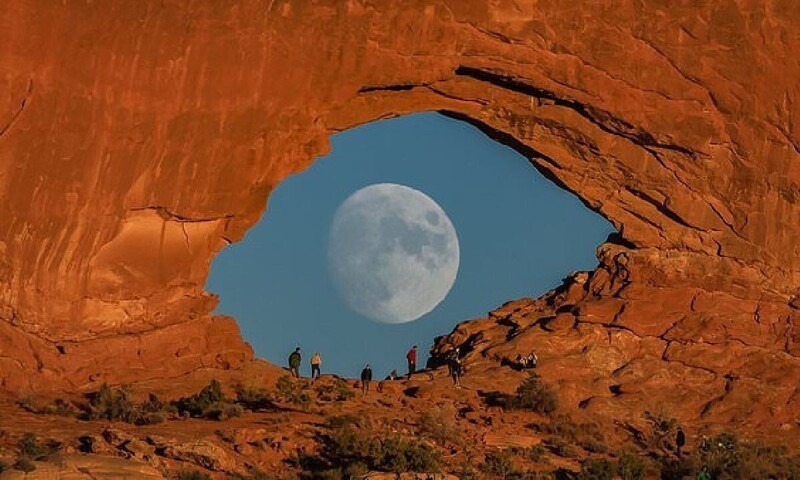 Фотограф дождался полной луны и сделал крутой снимок
