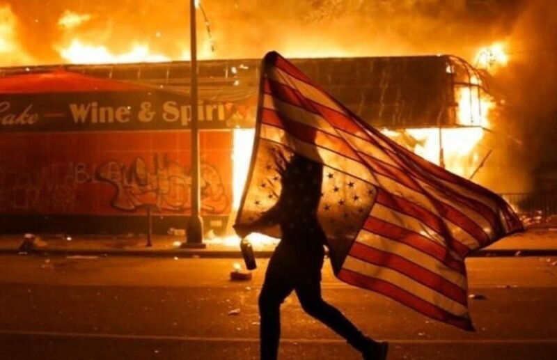 Борьба за власть продолжается: чем обернутся политически игрища Трампа и Байдена