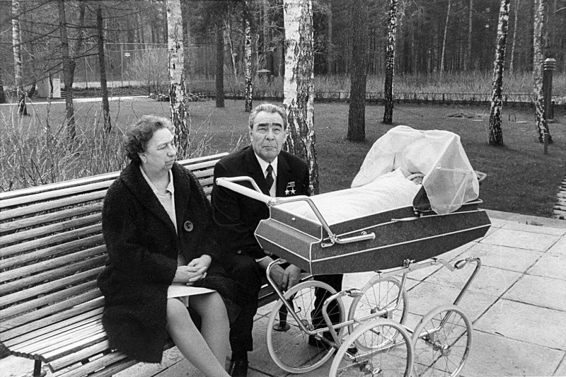 Леонид и Виктория Брежневы с правнучкой Галей, 1973 - 1974 год