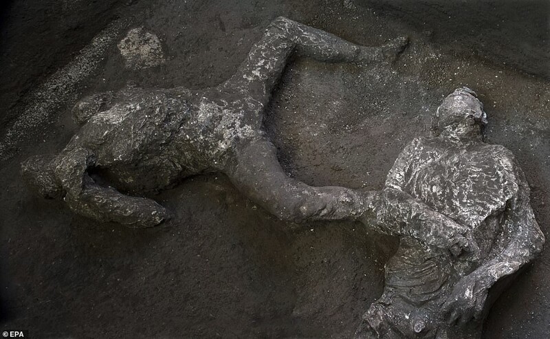 На раскопках в Помпеях нашли останки двух жертв извержения Везувия