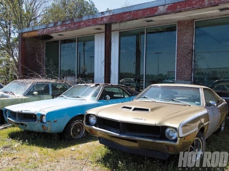 В заброшенном дилерском центре обнаружили сотни ржавых автомобилей, и их все еще можно купить