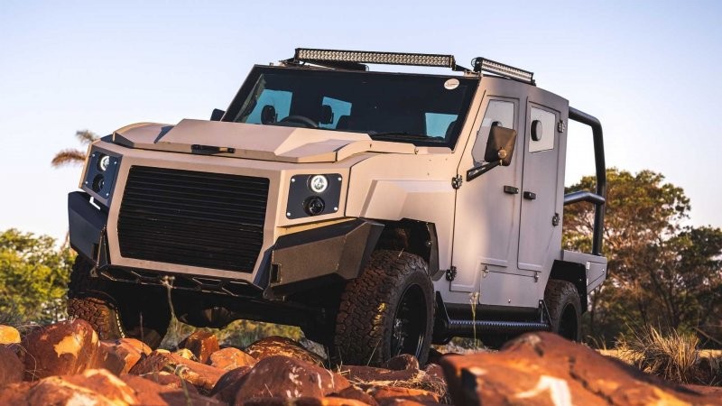 SVI Max 3 — компания из ЮАР превратила культовый Toyota Land Cruiser в броневик