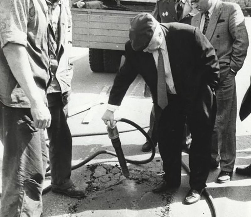 Лужков проверяет качество покрытия на строительстве МКАД. 1994 г.