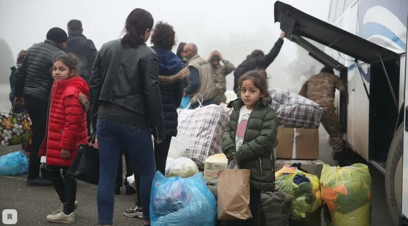 Беженцы из Нагорного Карабаха возвращаются домой в сопровождении российских миротворцев