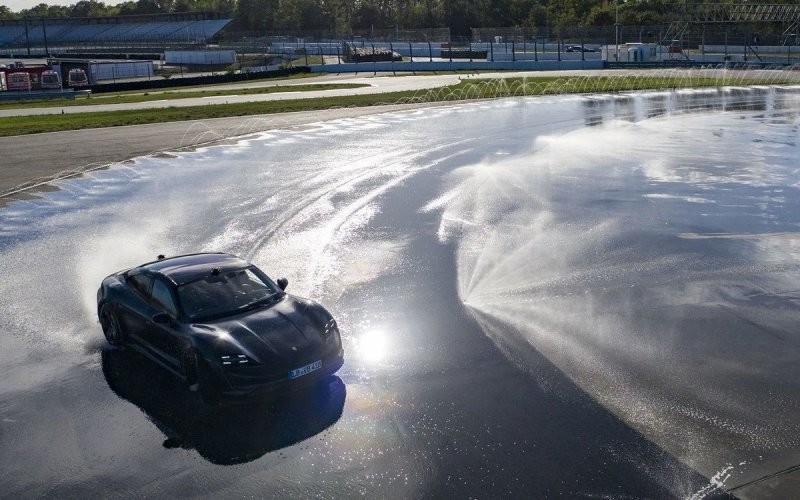 Самый длинный дрифт на электромобиле: Porsche Taycan попал в книгу рекордов Гиннесса