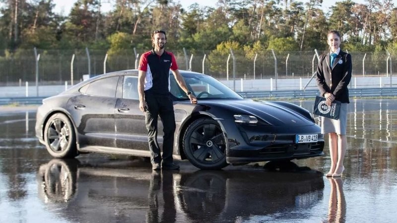 Самый длинный дрифт на электромобиле: Porsche Taycan попал в книгу рекордов Гиннесса